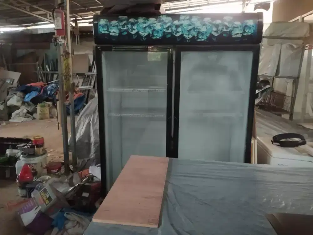 Showcase 2 pintu merk Modena
