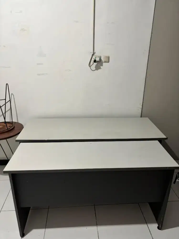 Meja Kokoh dan kuat