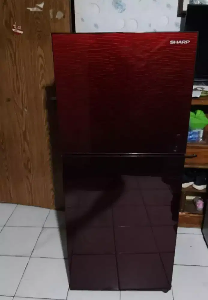 kulkkas sharp 2 pintu merah taperglas madih cantik normal banget