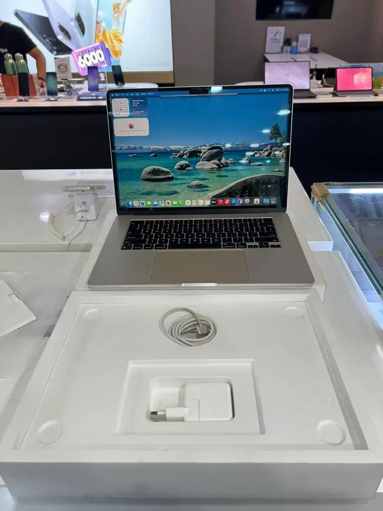 MacBook air M3 15-inch 8/256 iBox bh 97% cc 77 mulus lengkap original