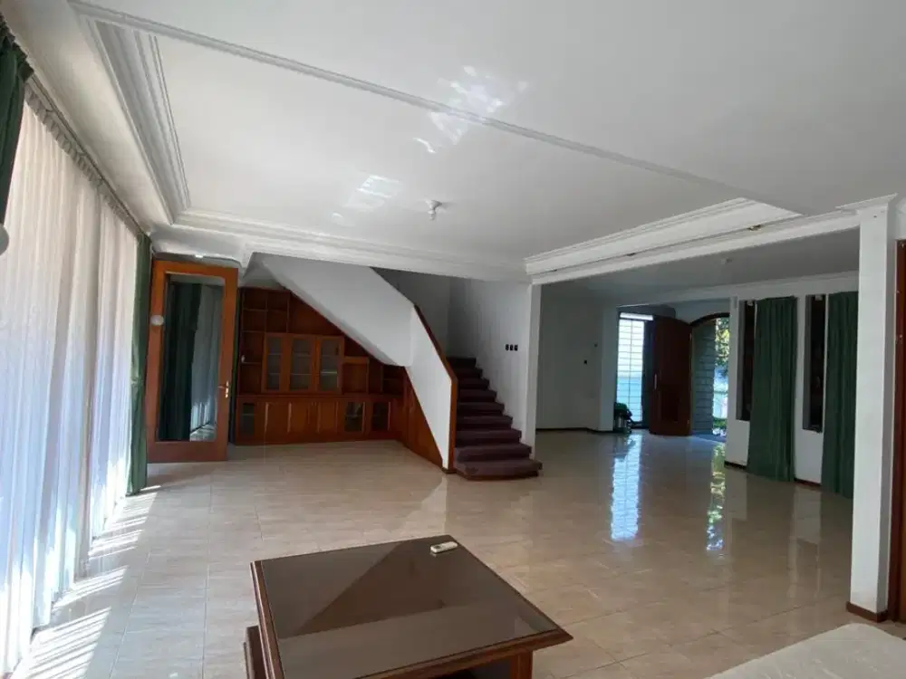 Rumah 2 Lantai Bagus Terawat di Mainroad Setraduta Bandung