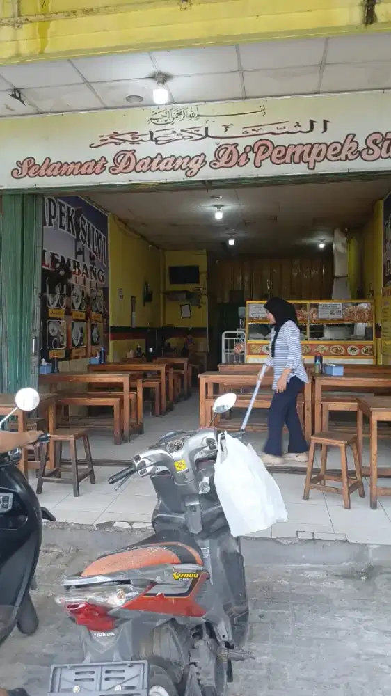 Pelayan toko pempek