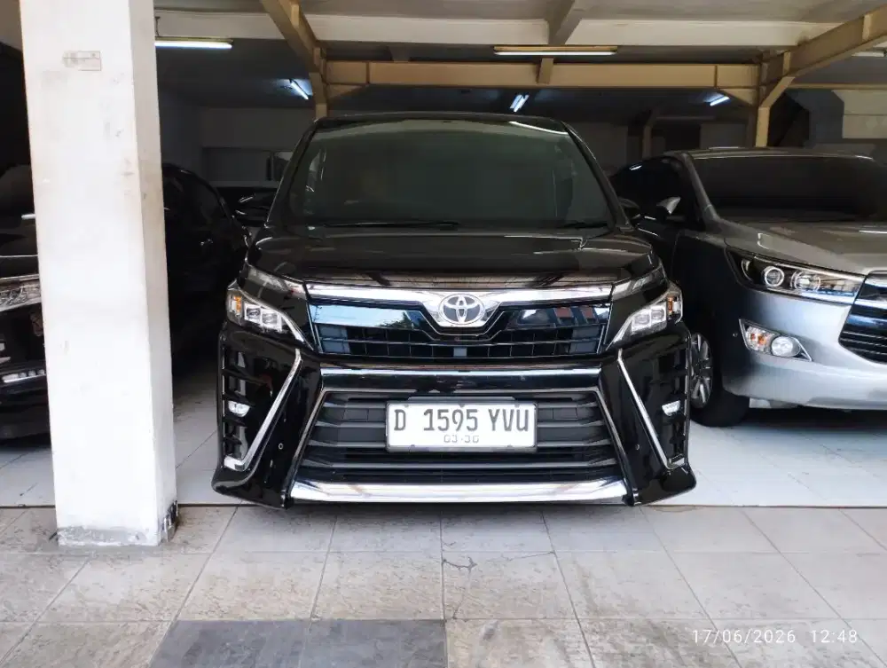 Mulus Toyota Vovy Hitam