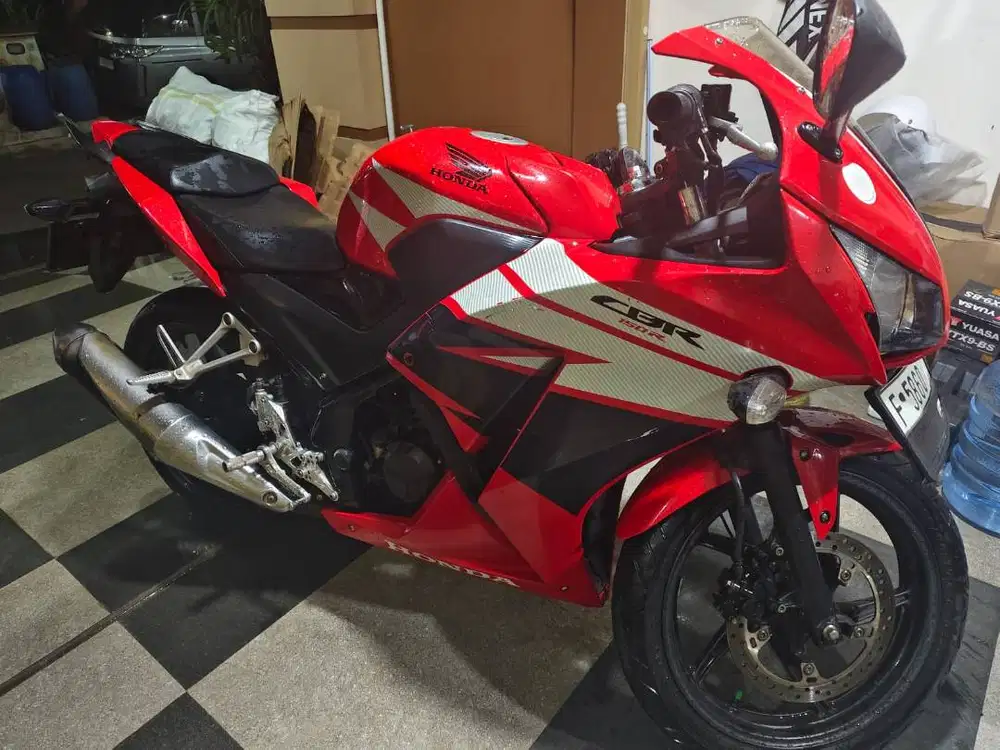 DIJUAL MURAH MOTOR SPORT HONDA CBR 150 R HARGA Rp15 JUTA (BISA NEGO)