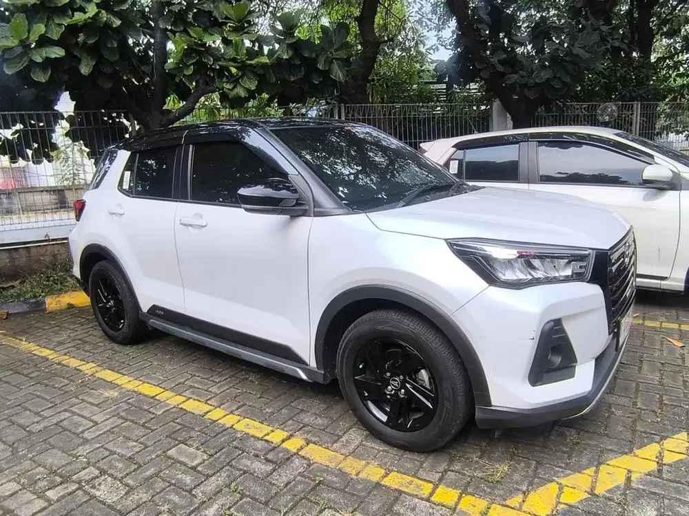 Rocky 1.2 X CVT ADS Matic Putih Mutiara