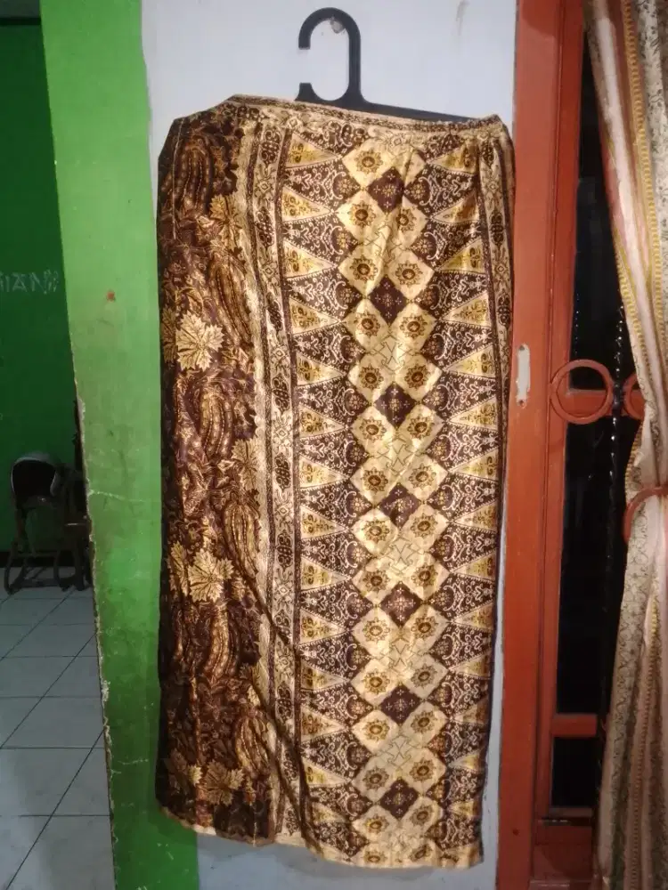rok bahan licin