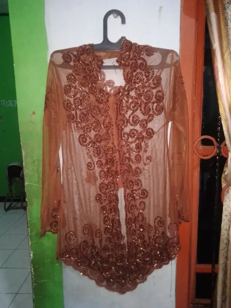 Kebaya warna coklat