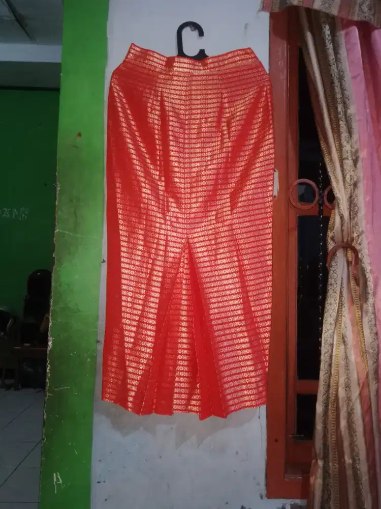Rok span warna merah