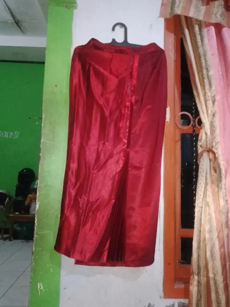 Rok span warna merah marun