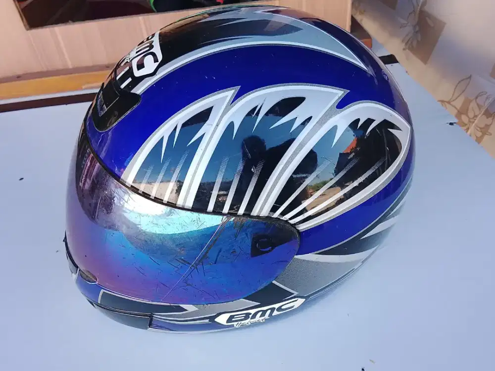 Siapa cepat jual murah helm dewasa bermerek mohon baca deskripsi!