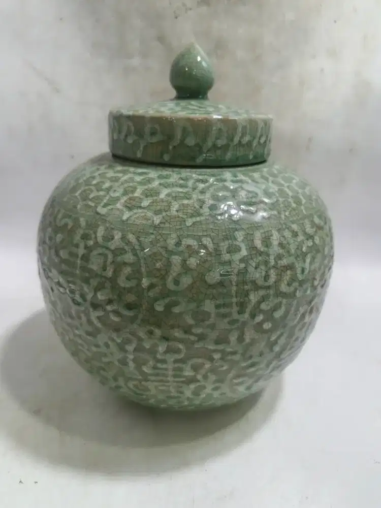 Guci Antik celadon