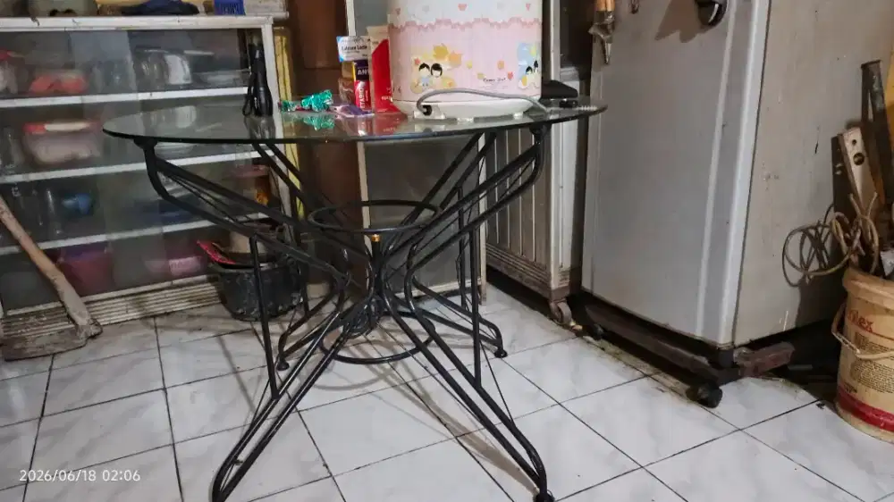 Meja bundar kaca , besi