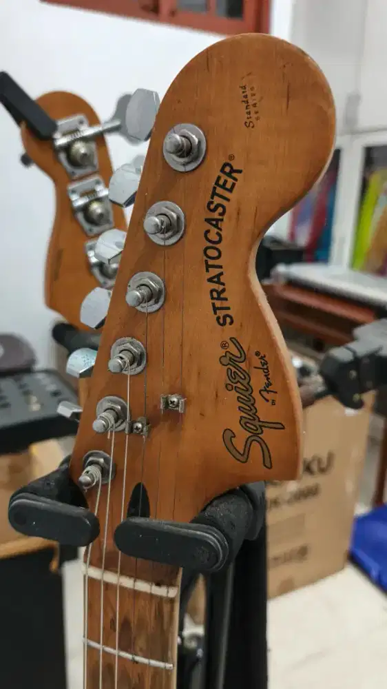 Gitar elektrik fender Squier Stratocaster tahun 2008