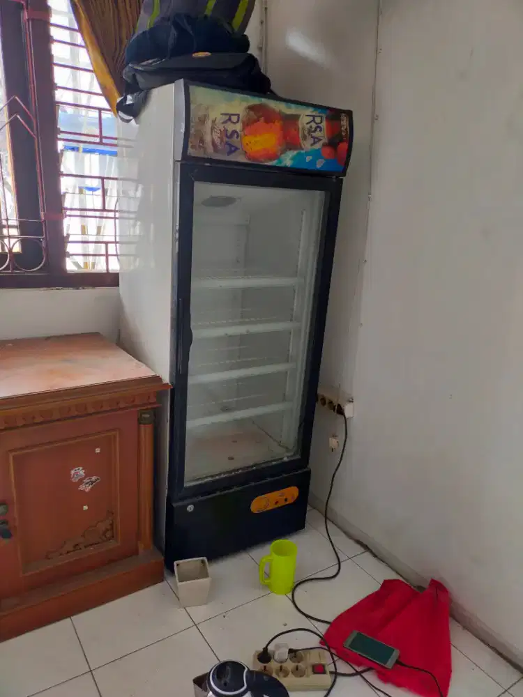 Dijual Showcase Rusak