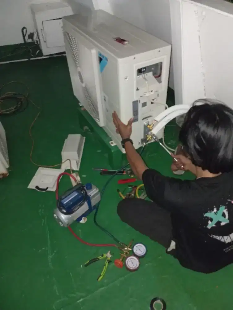 Jasa servis AC bongkar pasang AC mesin cuci kulkas dll