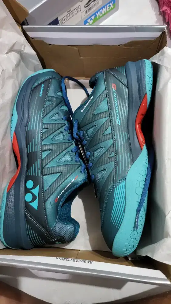 Sepatu badminthon YONEX size 44 baru gress