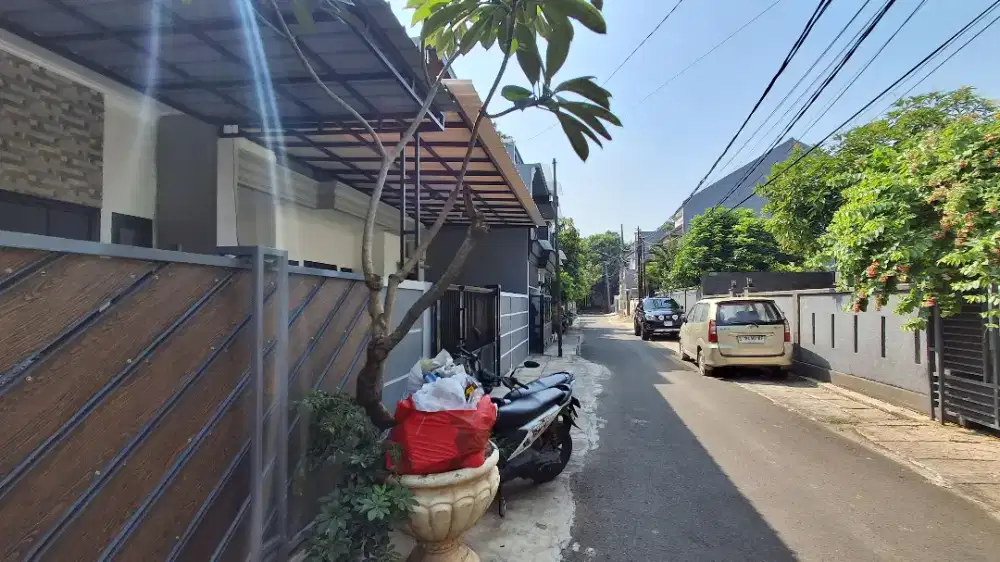 Sewakan Tahunan Rumah Baru Model Mezanin di Komplek Jagakarsa