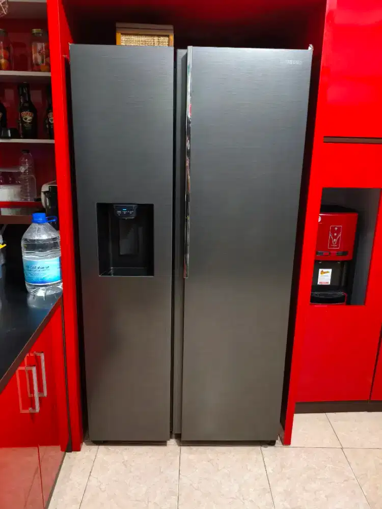 kulkas Samsung Side-by-Side dengan dispenser air di pintu kiri