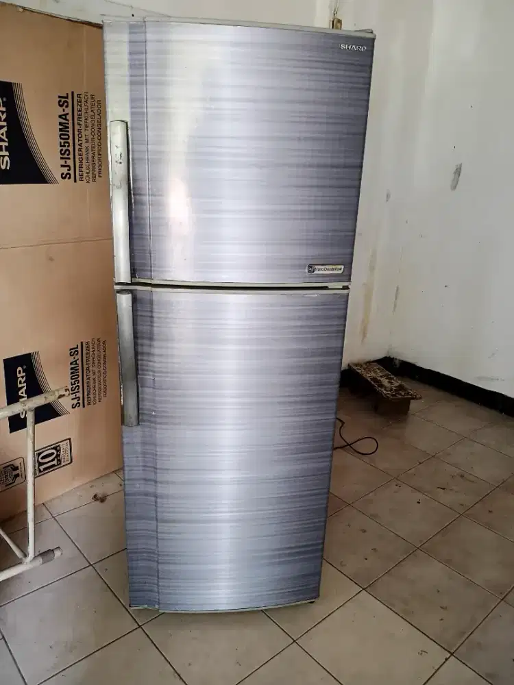 Kulkas sharp dingin salju