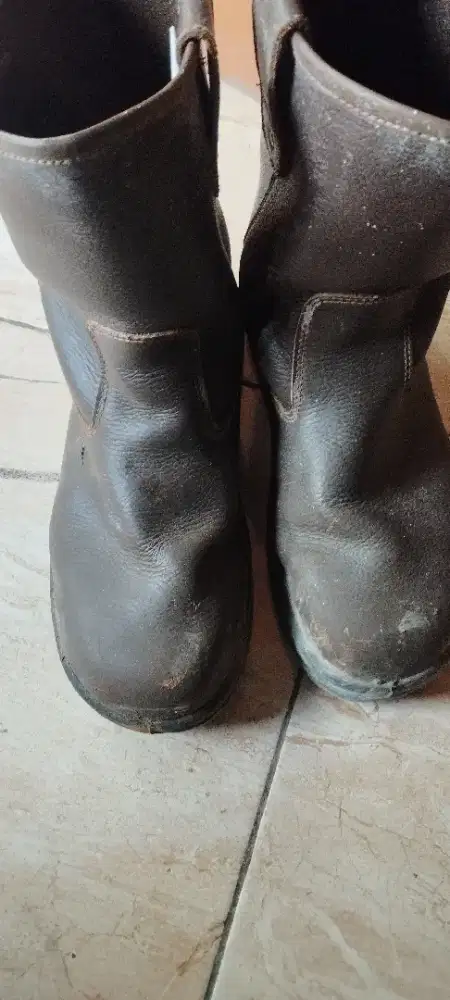 Sepatu safety size 43