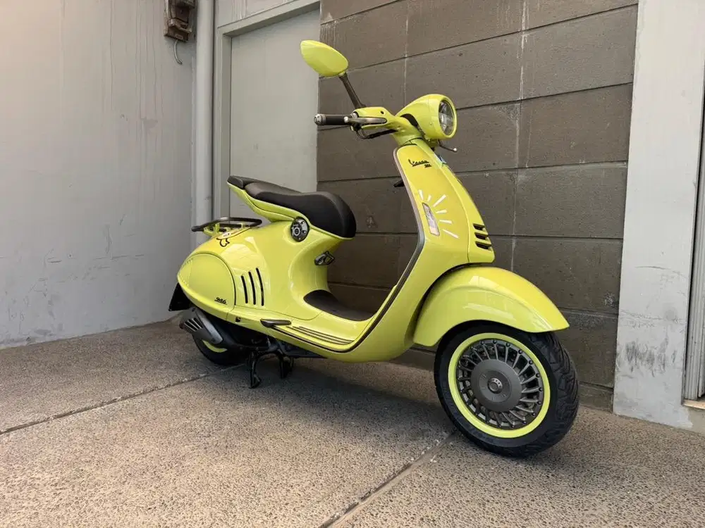 Vespa 946 10th anniv Bunny