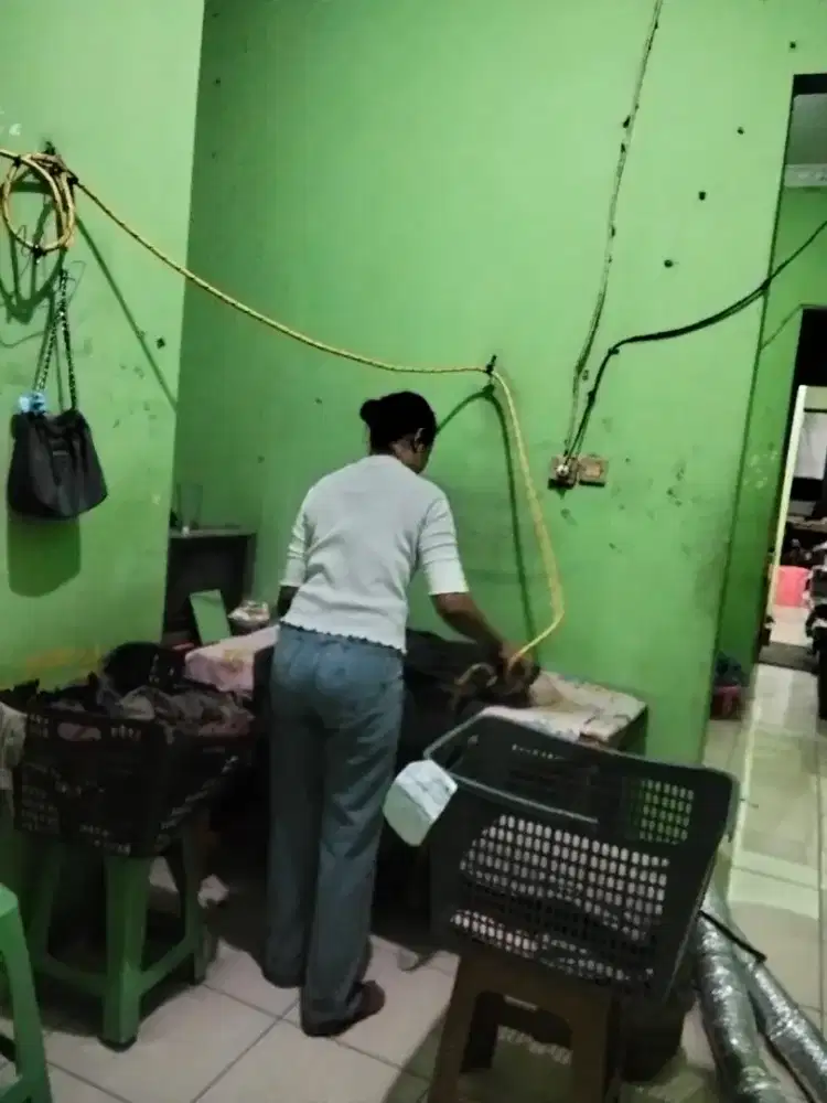 Karyawan Bagian Setrika Kiloan
