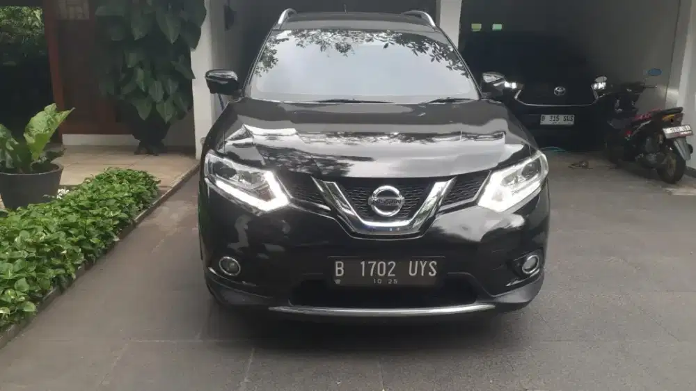 Nissan Xtrail 2500Cc Matic hitam 2015