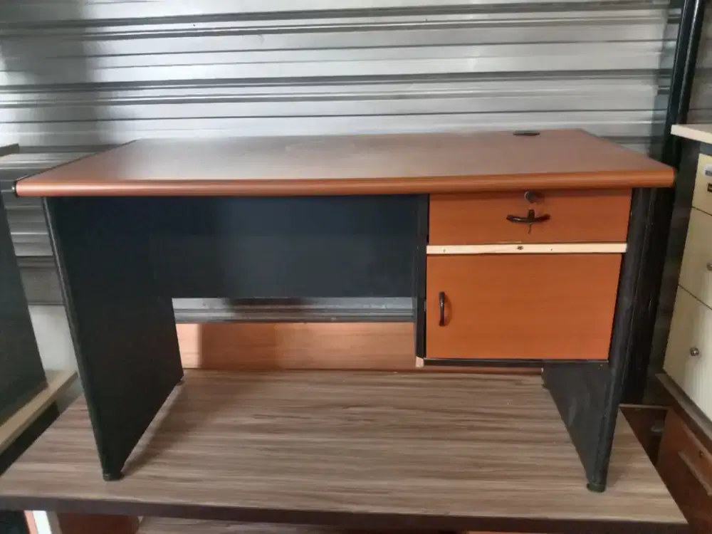 Meja setengah biro,meja kantor