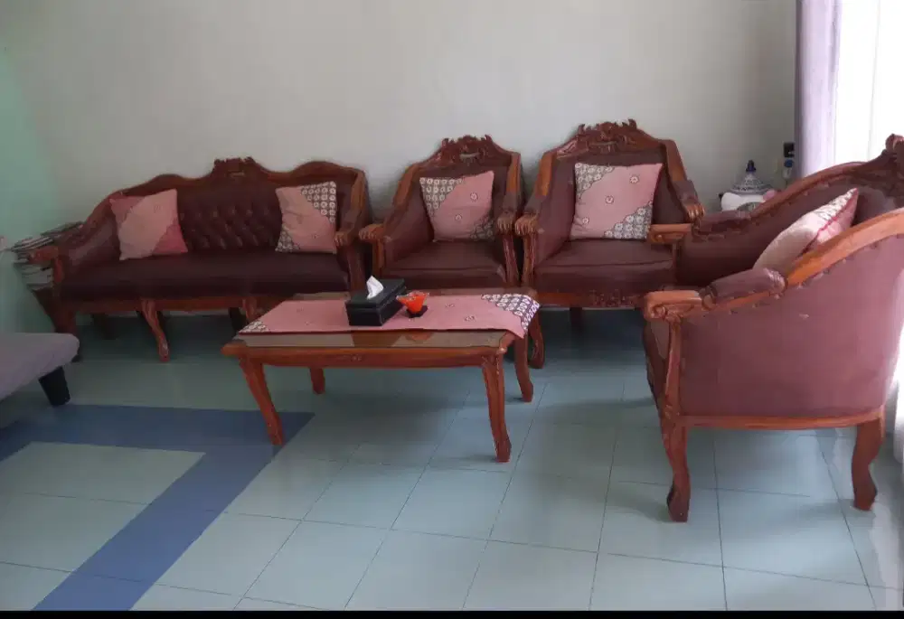 Di Jual Cepat satu set sofa ukir kayu jati asli.