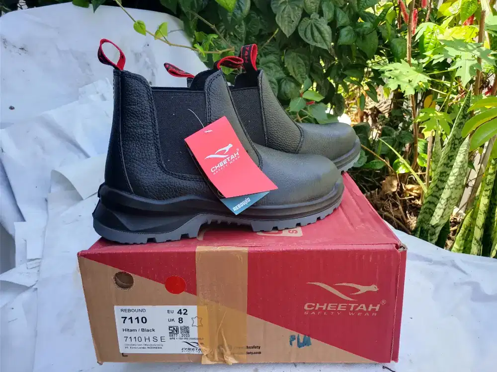 Sepatu Safety Cheetah original size 42 belum pernah dipakai.