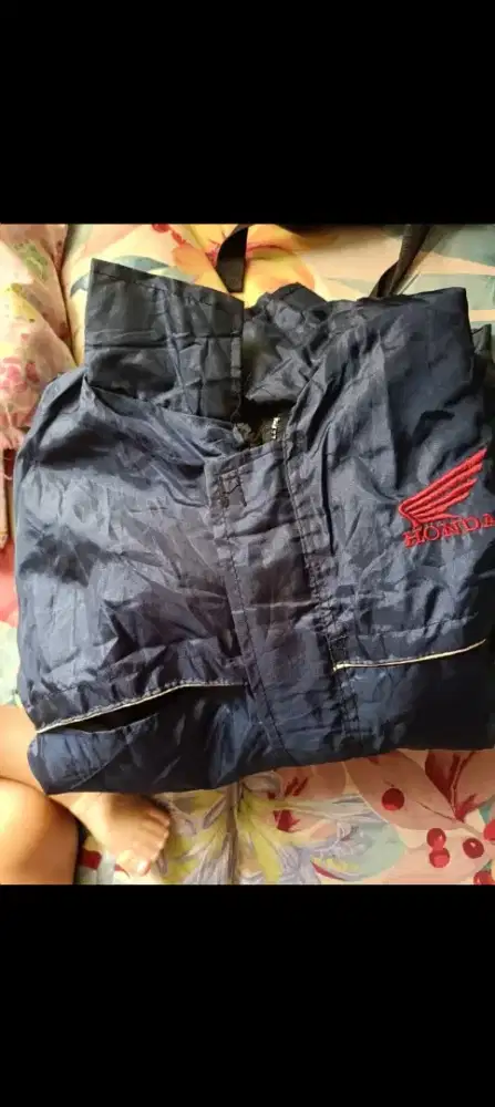 Dijual Borongan 2 jaket (yang 1 bisa bolak balik) dan 1 sweater nike