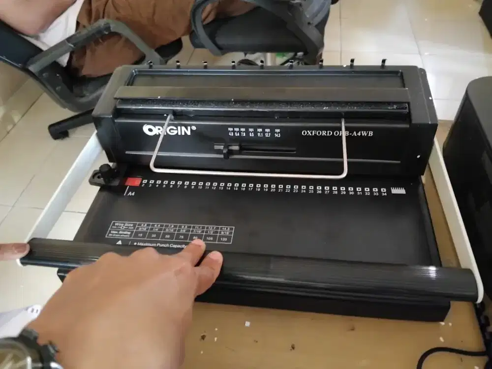 Mesin pelubang Kertas