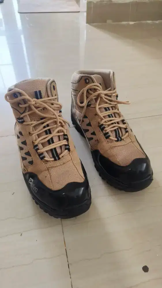 Dijual Sepatu Hiking, Safety, Gratis Jaket GN masih baru pakai sekali