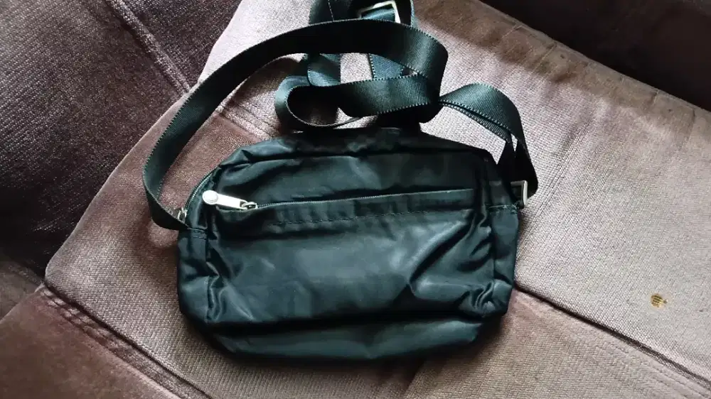 Tas selempang hitam