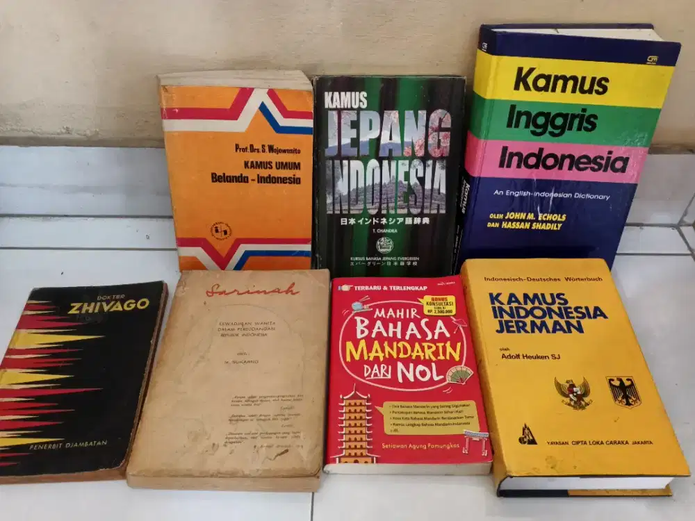 Buku bacaan dan beberapa kamus