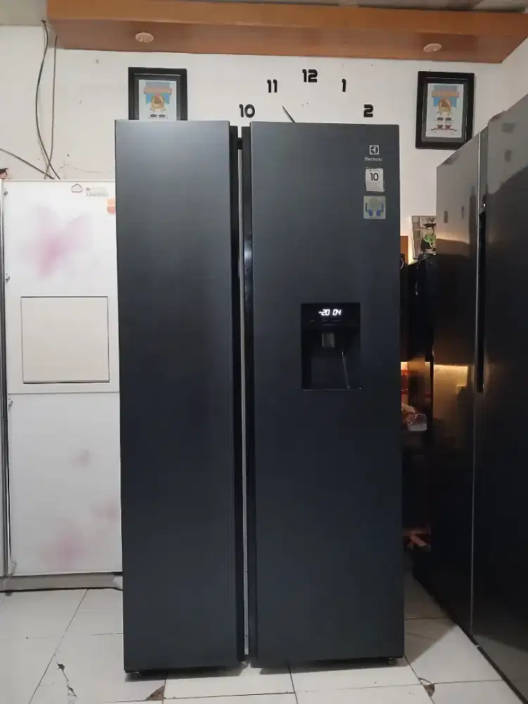 dijual kulkas side by side merk electrolux normal