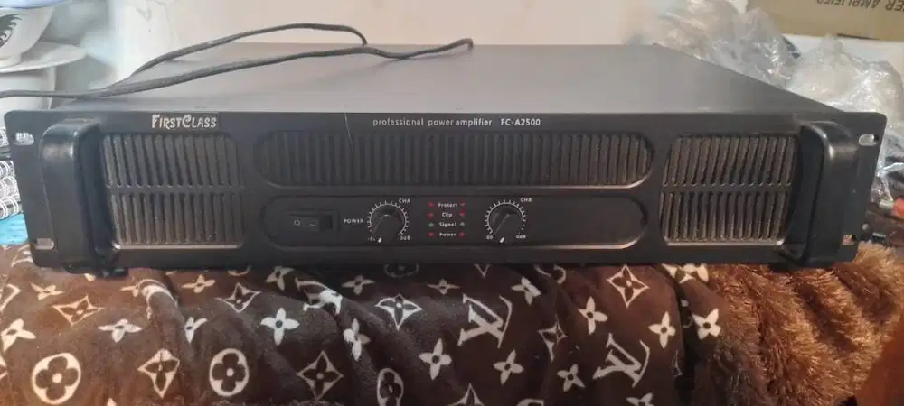 Professional Power Amplifier merk First Class No Minus