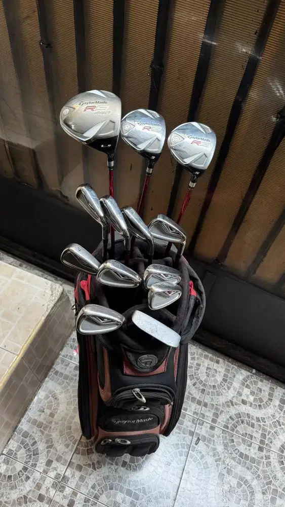 Set stick stik golf taylormade R9 siap turun lapangan