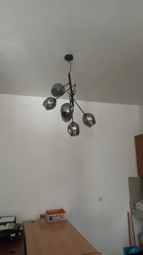 Lampu gantung, cermin dan meja granit