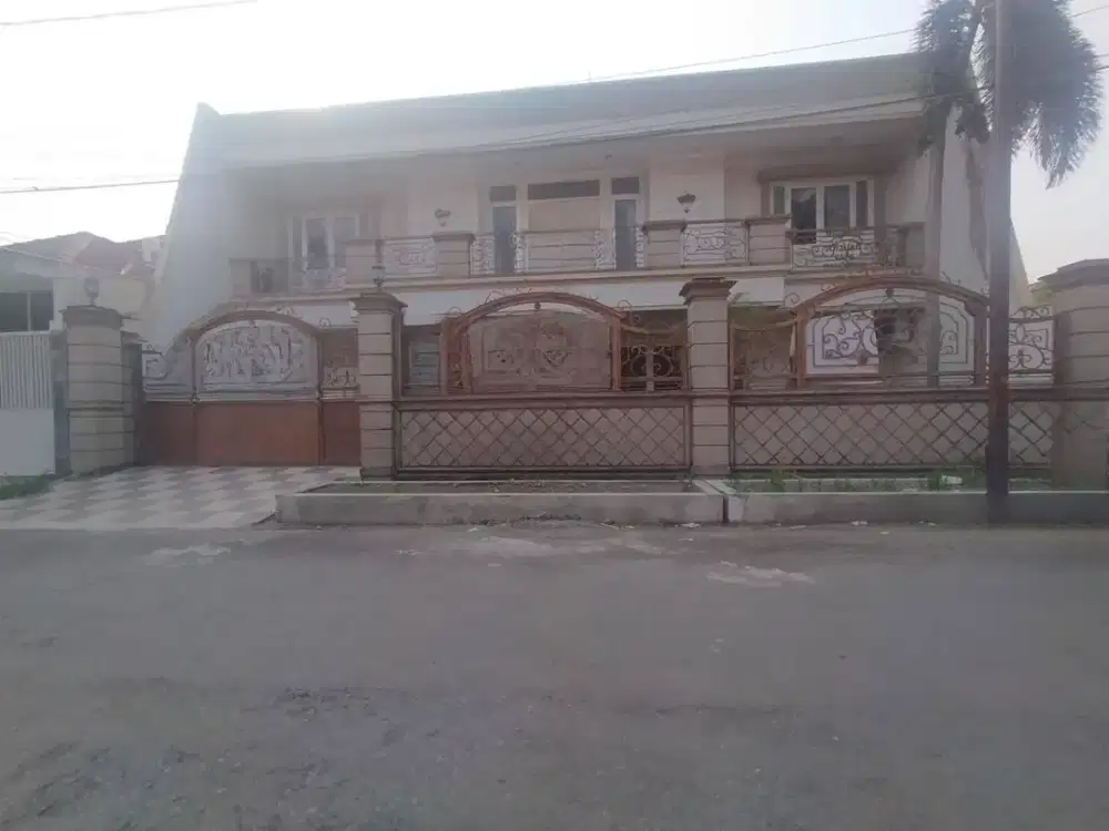Rumah Bergaya Klasik di Dharmahusada Indah, Luas & Prestisius