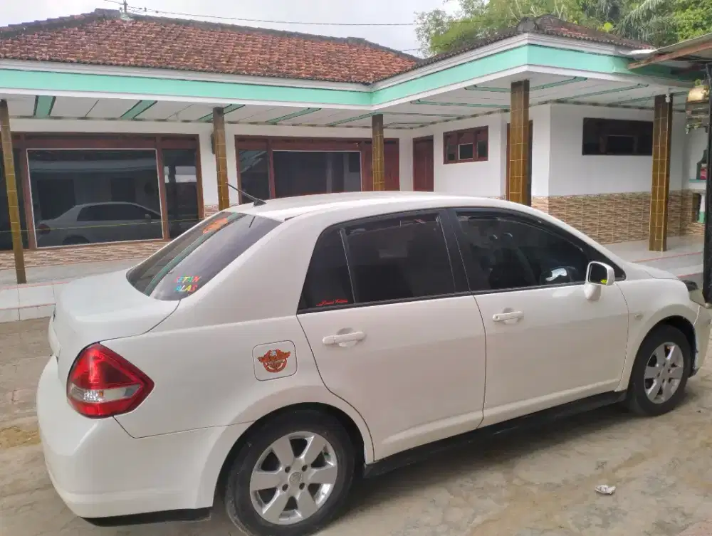 mobil nissan latio 2010