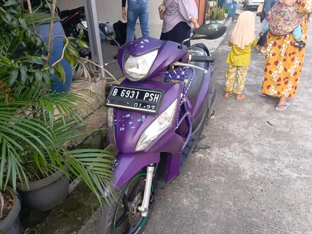 Spacy hijau di cat ungu