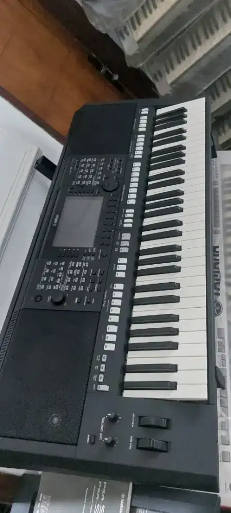 Keyboard yamaha psr s775