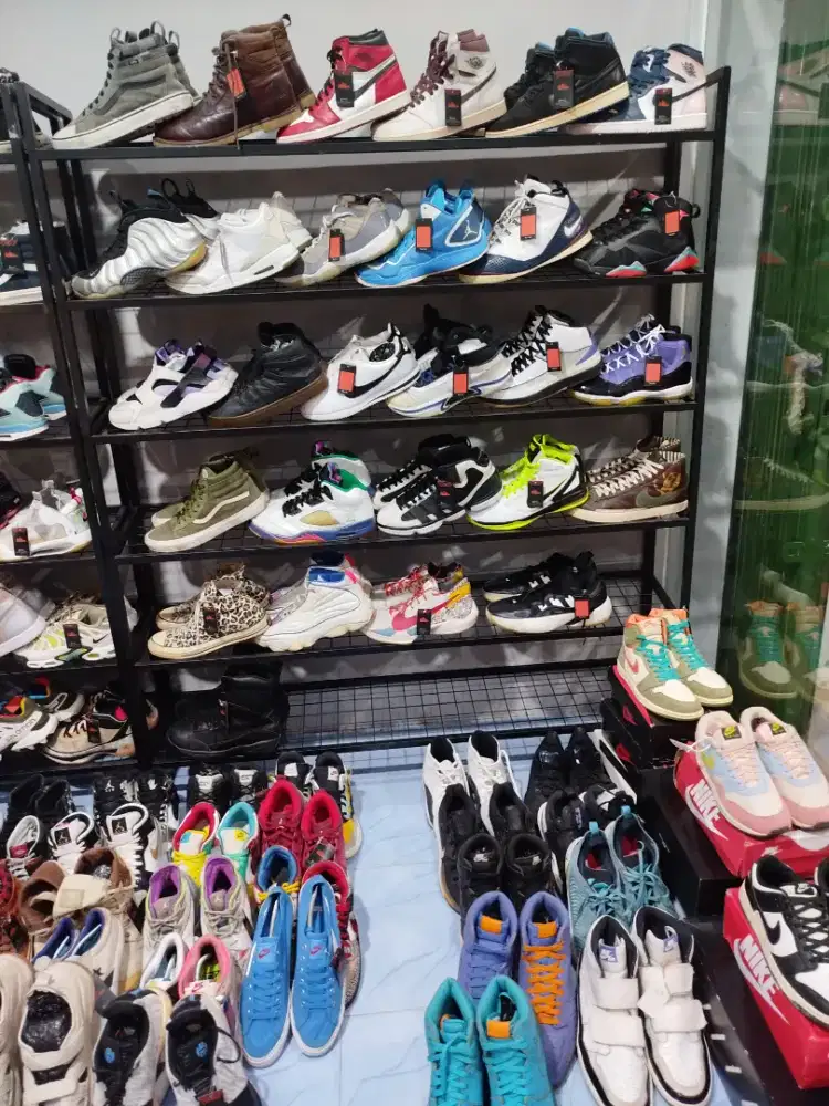 DICARI HOST JUALAN SEPATU