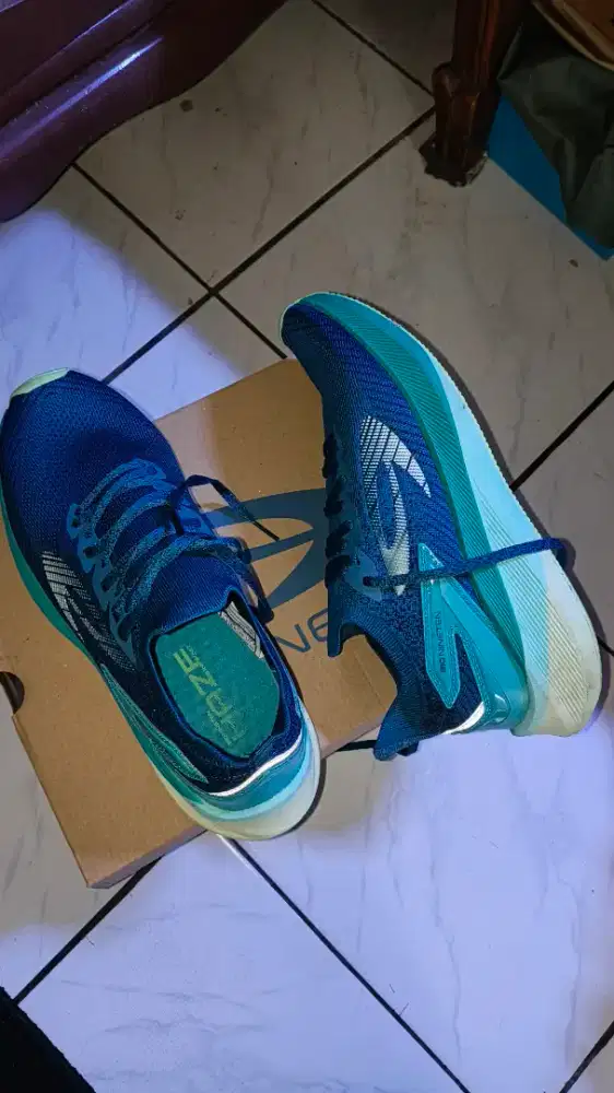 Sepatu running nineteen