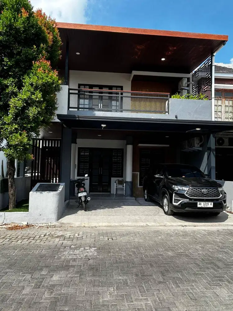 Disewakan Rumah 2 Lantai Perumahan Royal Mansion C30