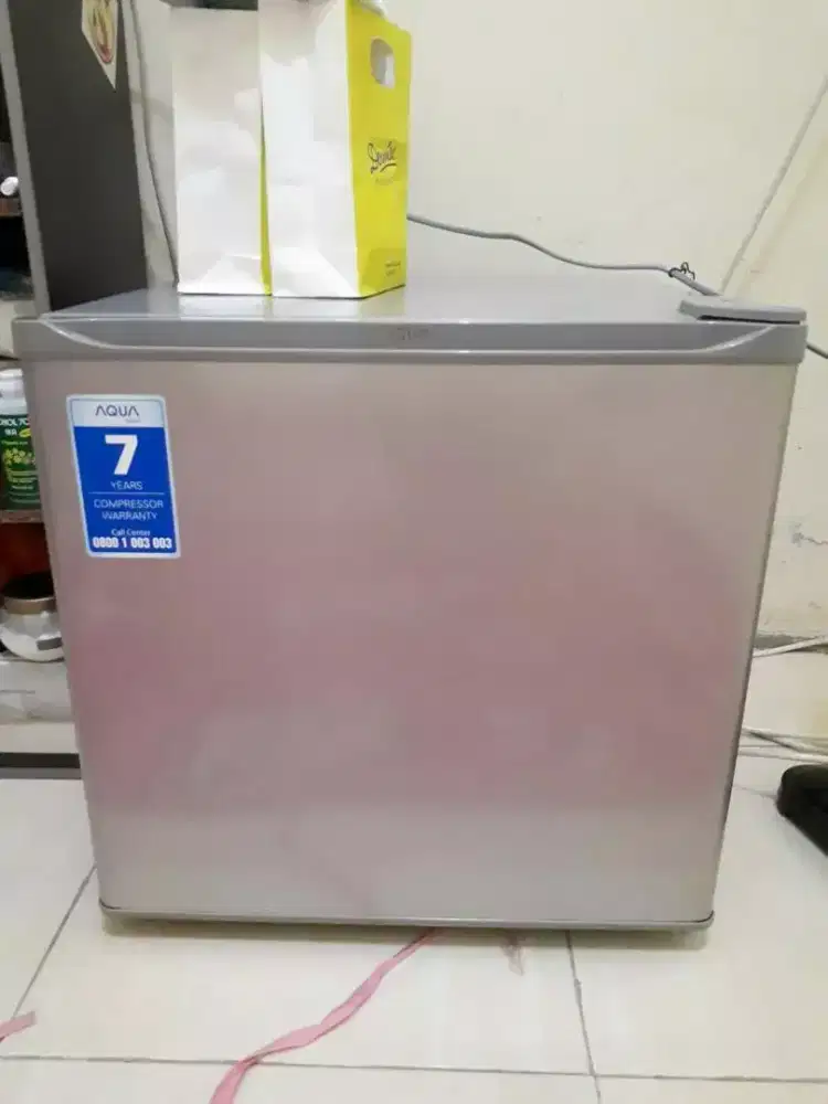 Kulkas mini Aqua AQR D50F