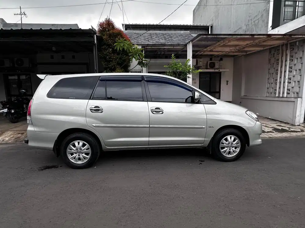 Toyota Kijang Innova 2010 Bensin