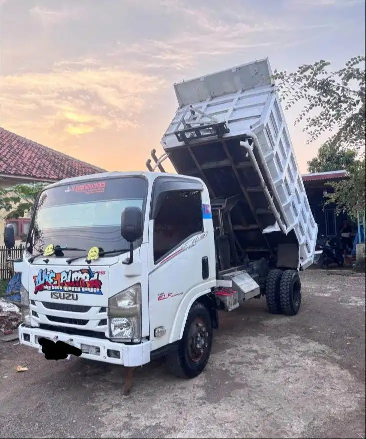 Isuzu nmr 71t hd dumptruck
