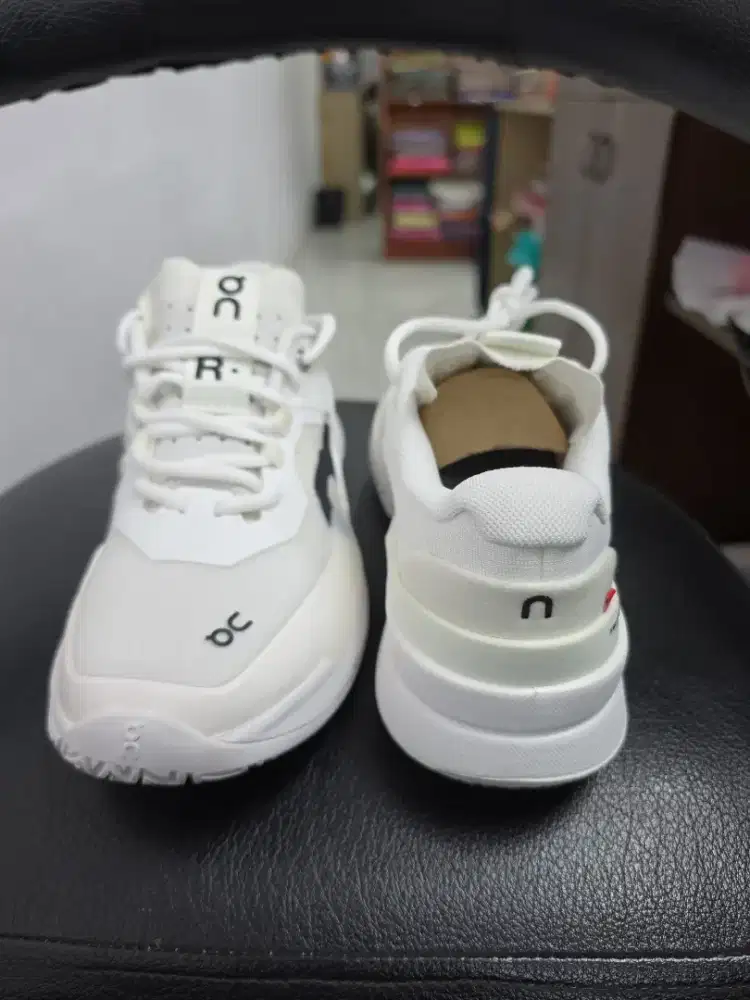 Sepatu ON Running Roger Pro 2 allwhite, women shoe (sepatu perempuan)
